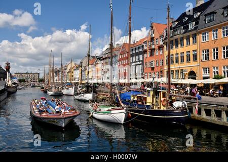 Excursion boats on canal in front of colorful facades, Nyhavn, Copenhagen, Denmark Stock Photo