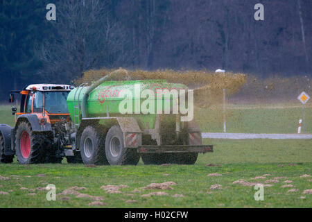 Landwirt bringt Guelle aus, Deutschland, Bayern, Oberbayern | application of liquid manure, Germany, Bavaria, Oberbayern, Upper  Stock Photo