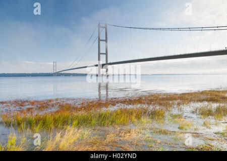 The Humber Bridge in mist and fog. The bridge links Barton-upon-Humber in North Lincolnshire to Hessle in East Yorkshire. Stock Photo