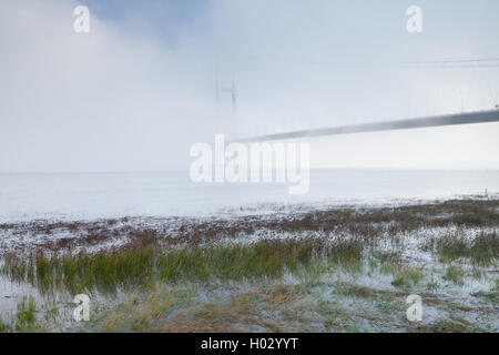 The Humber Bridge in mist and fog. The bridge links Barton-upon-Humber in North Lincolnshire to Hessle in East Yorkshire. Stock Photo
