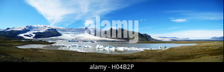 Panorama of Fjallsárlón, a glacier lake at the south end of Vatnajökull glacier (Iceland) Stock Photo