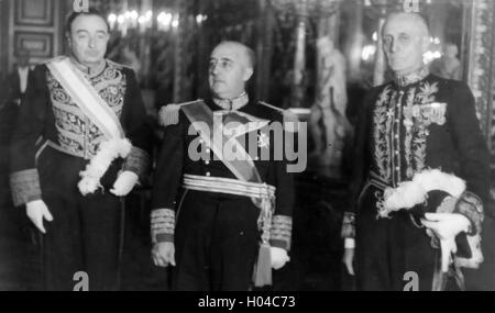 FRANCISCO FRANCO (1892-1975) Spanish Caudilo (centre) with foreign diplomats about 1940 Stock Photo