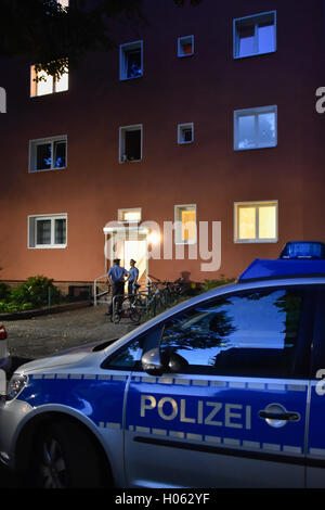 Berlin, Germany. 19th Sep, 2016. Police officers in front of the residence of Pirate politician Gerwald Claus-Brunner in Berlin, Germany, 19 September 2016. The Berlin Pirate politician Gerwald Claus-Brunner is dead. In the Steglitz apartment two bodies have been found according to the police. The second dead body is also said to be that of a man a homicide squad determined. Photo: Klaus-Dietmar Gabbert/dpa/17�Թ����� Live News Stock Photo
