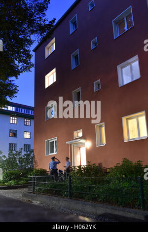 Berlin, Germany. 19th Sep, 2016. Police officers in front of the residence of Pirate politician Gerwald Claus-Brunner in Berlin, Germany, 19 September 2016. The Berlin Pirate politician Gerwald Claus-Brunner is dead. In the Steglitz apartment two bodies have been found according to the police. The second dead body is also said to be that of a man a homicide squad determined. Photo: Klaus-Dietmar Gabbert/dpa/17�Թ����� Live News Stock Photo