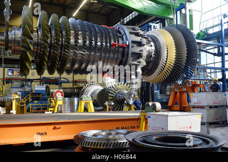 Siemens workers monitor a turbine rotor in a gas turbine in Berlin ...