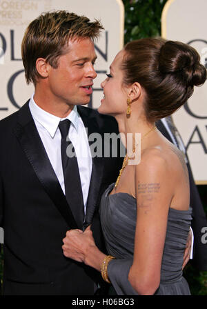 Beverly Hills, CA, USA, Monday. 15th Jan, 2007. US actress Angelina Jolie (R) and her boyfriend US actor Brad Pitt (L) pose for the cameras as they arrive to the 64th Annual Golden Globe Awards in Beverly Hills, CA, United States, Monday, 15 January 2007. Photo: Hubert Boesl | Verwendung weltweit/picture alliance/dpa/Alamy Live News Stock Photo