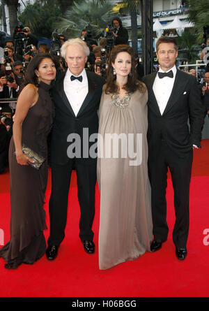 Cannes, France. 20th May, 2008. (L-R) Dina Ruiz, husband director Clint Eastwood, Angelina Jolie and Brad Pitt arrive at the premiere of 'The Exchange' at the Palais des Festivals at the 61st Cannes Film Festival in Cannes, France, 20 May 2008. Photo: Hubert Boesl | Verwendung weltweit/picture alliance/dpa/Alamy Live News Stock Photo