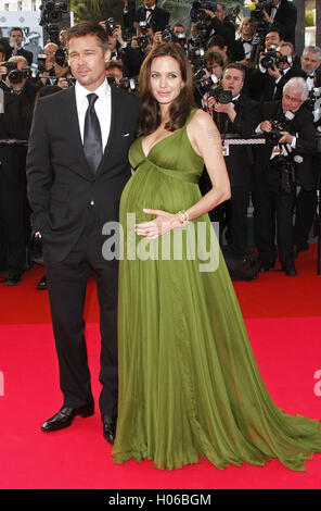 Cannes, France. 15th May, 2008. Actors Brad Pitt and pregnant Angelina Jolie arrive at the premiere of 'Kung Fu Panda' shown at the Palais des Festivals during the 61st Cannes Film Festival in Cannes, France, 15 May 2008. Photo: Hubert Boesl | Verwendung weltweit/picture alliance/dpa/Alamy Live News Stock Photo