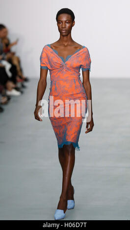 London, UK. 20th Sep, 2016. A model walks the runway at the Emilio De La Morena show during the London Fashion Week Spring/Summer collections 2017 in London, Britain, on Sept. 20, 2016. Credit:  Han Yan/Xinhua/Alamy Live News Stock Photo