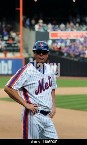 New York, New York, USA. 20th Sep, 2016. TIM TEUFEL 11 THE THIRD BASE COACH of the New York Mets at Citi Field in Flushing, Queens, New York  Credit:  Mitchell Levy/Globe Photos/ZUMA Wire/Alamy Live News