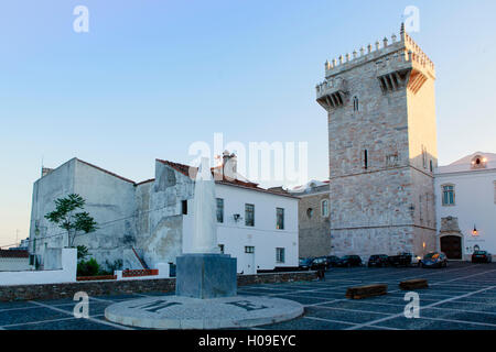 The Castle of Estremoz and in the foreground, Statue of St. Elizabeth (Isabella) of Portugal, Estremoz, Alentejo, Portugal Stock Photo