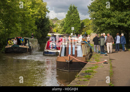 Leisure time for people cruising on canal boats or walking on the towpath - Leeds-Liverpool Canal, Skipton, North Yorkshire, GB. Stock Photo