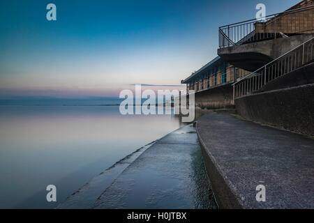 Edinburgh, Scotland, UK. 20th September, 2016. Sunset at Portobello, Edinburgh. Final light of the day falls on the Joppa Pumping Station. Credit:  Richard Dyson/Alamy Live News Stock Photo