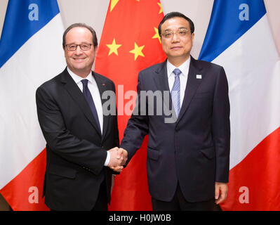 New York, USA. 20th Sep, 2016. Chinese Premier Li Keqiang (R) meets with French President Francois Hollande in New York Sept. 20, 2016. © Huang Jingwen/Xinhua/Alamy Live News