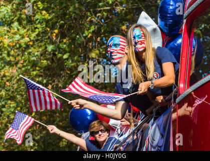 London, September 21st 2016. A 'Stop Trump' open topped red London double-decker bus tours central London in a bid to encourage US expats to vote for Clinton. XXXX. Credit:  Paul Davey/Alamy Live News Stock Photo