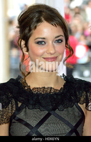 Toronto, Canada, Saturday. 9th Sep, 2006. French actress Marion Cotillard arrives on the red carpet for the world premiere of her film 'A Good Year' at the 31st annual Toronto International Film Festival in Toronto, Canada, Saturday, 9 September 2006. Photo: Hubert Boesl | usage worldwide/dpa/Alamy Live News Stock Photo