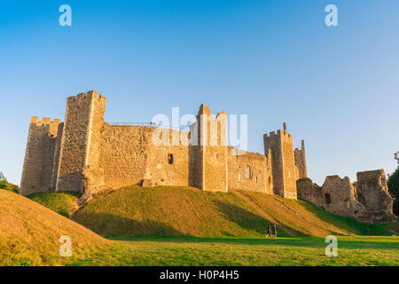Castle England sunset, view of a well-preserved medieval fortress in Framlingham, Suffolk, UK, viewed at sunset from within its surrounding parkland. Stock Photo