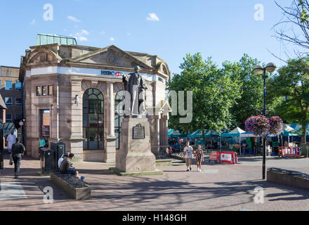Statue of Disraeli, Market Square, Aylesbury, Buckinghamshire, England, United Kingdom Stock Photo
