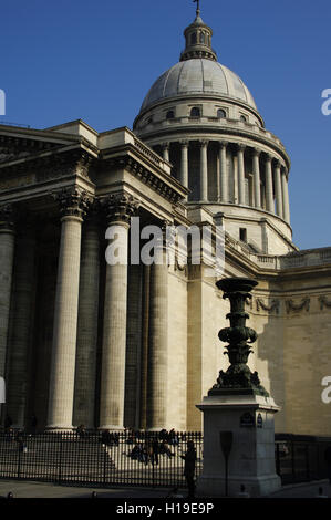 France. Paris. The Pantheon (1758-1790). Secular mausoleum containing the remains of distinguished French citizens. BuiIt by Jacques-Germain Soufflot (1713-1780) and Jean-Baptiste Rondelet (1743-1829) in Neoclassicism style. Surmounted by a dome. Stock Photo