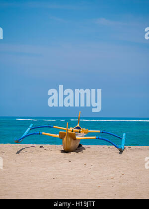 Traditional balinese 'dragonfly' boat on the beach in Kuta Stock Photo