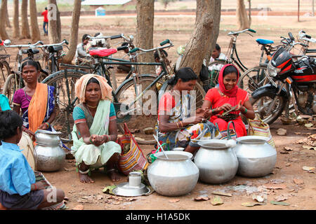 Women selling Madi (Liquor), Dhurwa Tribal Market, Pandripani Village, Chattisgadh, India Stock Photo