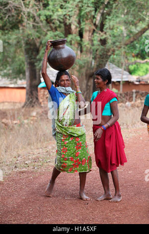 Tribal women carrying water pots, Dhurwa Tribe, Gonchapar Village, Chattisgarh, India Stock Photo
