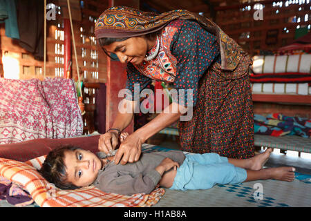 Mother and child, FAKIRANI JAT, Medi Village, Kutch, Gujarat, India Stock Photo