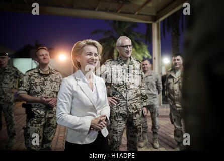 Baghdad, Iraq. 22nd Sep, 2016. German Defense Minister Ursula von der Leyen speaks with soldiers of the international troops in Camp Union III in Baghdad, Iraq, 22 September 2016. Von der Leyen is in Iraq for political talks. Photo: MICHAEL KAPPELER/dpa/Alamy Live News Stock Photo