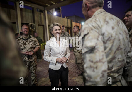 Baghdad, Iraq. 22nd Sep, 2016. German Defense Minister Ursula von der Leyen speaks with soldiers of the international troops in Camp Union III in Baghdad, Iraq, 22 September 2016. Von der Leyen is in Iraq for political talks. Photo: MICHAEL KAPPELER/dpa/Alamy Live News Stock Photo
