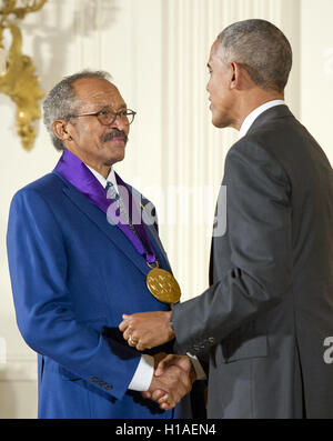 Washington, District of Columbia, USA. 22nd Sep, 2016. United States President Barack Obama presents the 2015 National Medal of Arts to Jack Whitten, Painter of New York, New York, during a ceremony in the East Room of the White House in Washington, DC on Thursday, September 22, 2016.Credit: Ron Sachs/CNP Credit:  Ron Sachs/CNP/ZUMA Wire/Alamy Live News Stock Photo