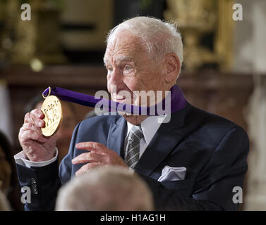 Washington, District of Columbia, USA. 22nd Sep, 2016. MEL BROOKS, Actor, Comedian, & Writer of New York, New York, shows off his new 2015 National Medal of Arts after receiving it from United States President Barack Obama during a ceremony in the East Room of the White House. © Ron Sachs/CNP/ZUMA Wire/Alamy Live News Stock Photo