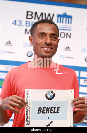 Berlin, Germany. 23rd Sep, 2016. Ethopian marathon runner Kenenisa Bekele shows his running number during a press conference in Berlin, Germany, 23 September 2016. Photo: Jörg Carstensen/dpa/Alamy Live News Stock Photo