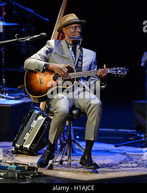 Fort Lauerdale, Florida, USA. 22nd September, 2016. Keb Mo performs at The Parker Playhouse on September 22, 2016 in Fort Lauderdale, Florida. Credit:  MediaPunch Inc/Alamy Live News Stock Photo