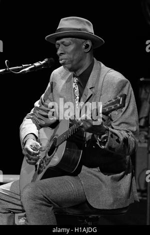Fort Lauerdale, Florida, USA. 22nd September, 2016. Keb Mo performs at The Parker Playhouse on September 22, 2016 in Fort Lauderdale, Florida. © MediaPunch Inc/Alamy Live News Stock Photo