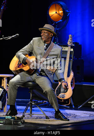 Fort Lauerdale, Florida, USA. 22nd September, 2016. Keb Mo performs at The Parker Playhouse on September 22, 2016 in Fort Lauderdale, Florida. Credit:  MediaPunch Inc/Alamy Live News Stock Photo