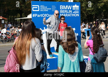 Berlin, Germany. 23rd Sep, 2016. Tourists from Chile posing on a pedestal at Brandenburg Gate in Berlin, Germany, 23 September 2016. The 43rd Berlin Marathon takes place on 25 September 2016. PHOTO: JOERG CARSTENSEN/dpa/Alamy Live News Stock Photo