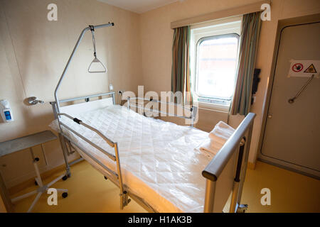 Sylt, Germany. 21st Sep, 2016. View of a room of the accomodation platform near the offshore wind park DanTysk of Swedish power company Vattenfall and the SWM Munich municipal utilities, about 43 sea miles west of the Island of Sylt, Germany, 21 September 2016. About fifty technicians and engineers live on the accomodation platform since two weeks. They they carry out maintainance works on the DanTysk and the Sandbank wind parks which are close by. Photo: Christian Charisius/dpa/Alamy Live News Stock Photo