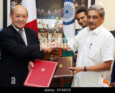 (160923) -- NEW DELHI, Sept. 23, 2016 (xinhua) -- Indian Defence Minister Manohar Parrikar (R) and his French counterpart Jean-Yves Le Drian shake hands after signing the deal for Rafale jets in New Delhi, September 23, 2016. India Friday formally signed a deal with France for purchase of 36 Rafale fighter jets. (Xinhua/Stringer) Stock Photo