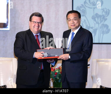 Montreal, Canada. 23rd Sep, 2016. Montreal Mayor Denis Coderre (L) presents Chinese Premier Li Keqiang with the key to the city after their meeting in Montreal, Canada, Sept. 23, 2016. Credit:  Pang Xinglei/Xinhua/Alamy Live News Stock Photo