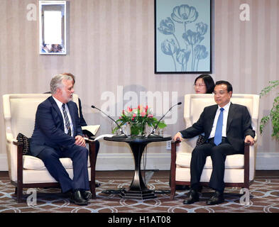 Montreal, Canada. 23rd Sep, 2016. Chinese Premier Li Keqiang (R) meets with Quebec Premier Philippe Couillard in Montreal, Canada, Sept. 23, 2016. Credit:  Pang Xinglei/Xinhua/Alamy Live News Stock Photo