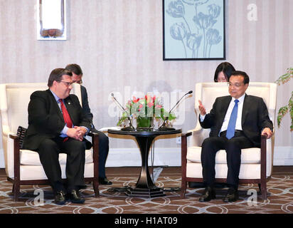 Montreal, Canada. 23rd Sep, 2016. Chinese Premier Li Keqiang (R) meets with Montreal Mayor Denis Coderre in Montreal, Canada, Sept. 23, 2016. Credit:  Pang Xinglei/Xinhua/Alamy Live News Stock Photo