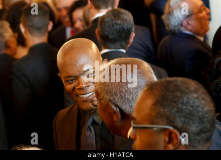 Washington, Us. 23rd Sep, 2016. Actor Samuel Jackson speaks with guests during a reception in honor of the opening of the Smithsonian National Museum of African American History and Culture listens, in the Grand Foyer of the White House September 23, 2016, Washington, DC. Credit: Aude Guerrucci/Pool via CNP - NO WIRE SERVICE - Credit:  dpa/Alamy Live News Stock Photo