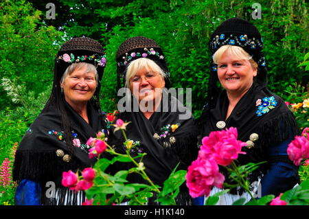 Frauen, Tracht, Trachtentanzgruppe, Nordseeinsel, Pellworm, Rosentag, Schleswig-Holstein, Deutschland Stock Photo