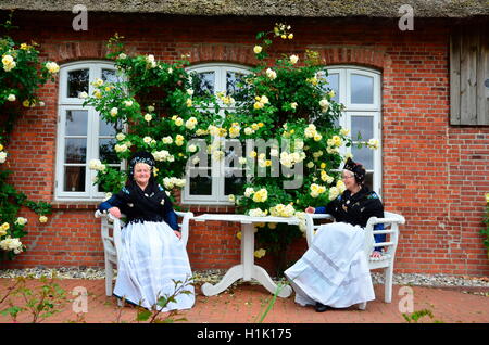 Frauen, Tracht, Trachtentanzgruppe, Nordseeinsel, Pellworm, Schleswig-Holstein, Deutschland Stock Photo