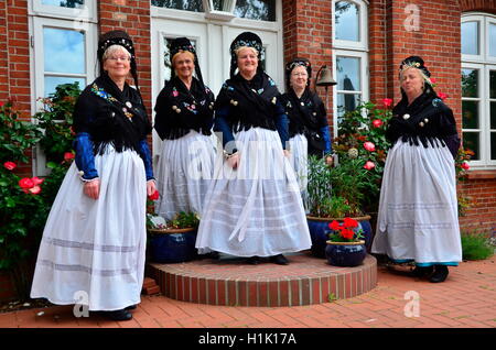 Frauen, Tracht, Trachtentanzgruppe, Nordseeinsel, Pellworm, Schleswig-Holstein, Deutschland Stock Photo