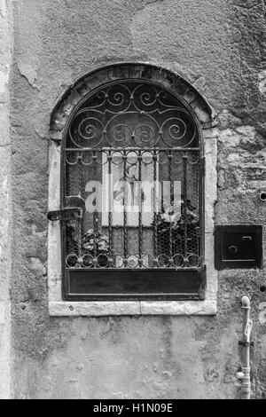A catholic votive shrine on the wall of a house in Calle Capitello, showing St. Antonio from Padua, next to the St. San Zan Dego Stock Photo