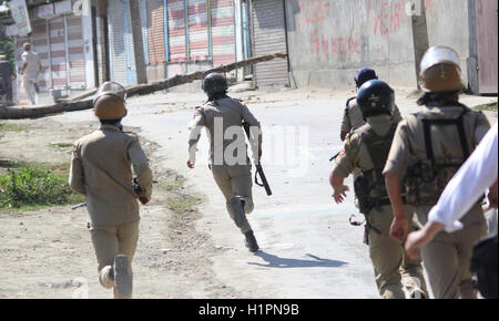 Srinagar, India. 23rd Sep, 2016. Kashmiri Muslim protesters run for cover as they are chased by armed forces after Friday prayers in Srinagar Indian administered Kashmir Clashes between protesters and Indian troops in Srinagar on Friday afternoon turn violent as troops fire tear gas at protesters. More than 85 civilians have been killed. Credit:  Umer Asif/Pacific Press/Alamy Live News Stock Photo