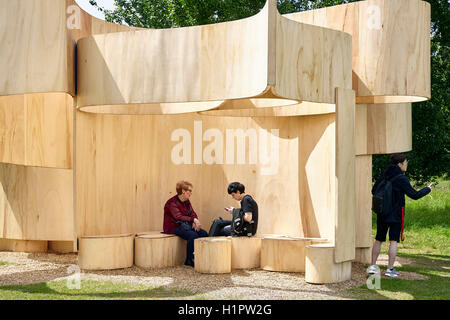 Barkow Leibinger's summer house with people seated. The Summer House, London, United Kingdom. Architect: Asif Khan, 2016. Stock Photo