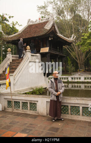 ASIA, Vietnam,  Hanoi (Ha Noi) Province, Hanoi, One Pillar Pagoda Buddhist Temple, one of Vietnam's most iconic temples & priest Stock Photo