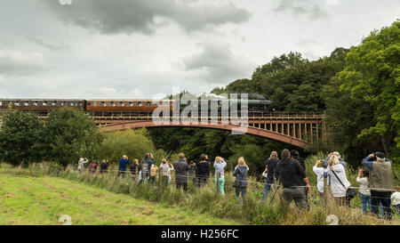 Worcestershire, UK. 24th Sep, 2016. Crowds gather to watch steam locomotive 'Flying Scotsman' on the third day of the Severn Valley Railway's Pacific Power event. Credit:  Andrew Plummer/Alamy Live News Stock Photo